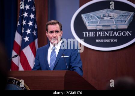 Le secrétaire de presse du Pentagone, John F. Kirby, prend la parole lors d'un point de presse sur l'Afghanistan, le Pentagone, Washington, D.C., le 16 août, 2021. Banque D'Images