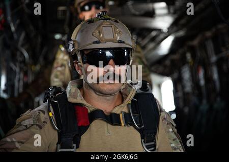 210816-A-RK348-1327 GOLFE PERSIQUE (AOÛT 16, 2021) – un technicien en élimination des munitions explosives, affecté au commandant de la Force opérationnelle (CTF) 52, effectue un entraînement de saut en vol à partir d'un hélicoptère MH-53E Sea Dragon, attaché à l'Escadron de contre-mesures de la mine d'hélicoptères (HM) 15, dans le golfe Arabo-Persique, en août 16. CTF 52 assure le commandement et le contrôle de tous les actifs de guerre minière dans la zone d'exploitation de la 5e flotte américaine. Banque D'Images