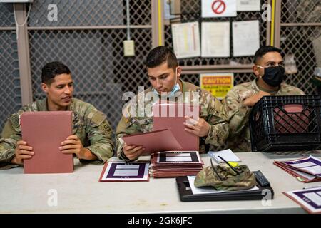 Les parachutistes ont affecté la 82e Division aéroportée, actuellement chargée de la mobilisation de la Force d'intervention immédiate à fort Bragg, N.C., le 16 août 2021. Le 82e ABN. Div. Rapidement déployé avec le commandement central des États-Unis Banque D'Images