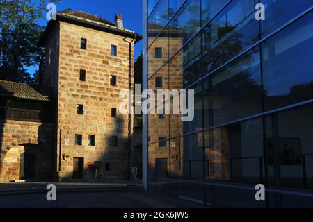 Nürnberg Architektur beim Neuen Museum mit Turm und Stadtmauer in der Innenstadt oder Altstadt von Nuremberg oder Nuernberg, Franken, Bayern Banque D'Images