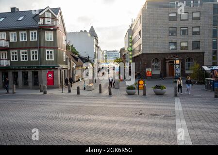 Vue sur la rue Austurstræti dans le centre-ville de Reykjavik, au soleil de minuit en été Banque D'Images