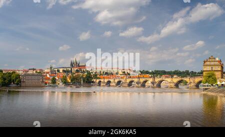 Vue sur le front de mer de l'autre côté de la Vltava jusqu'au château de Prague et au pont Charles, Prague, République tchèque Banque D'Images