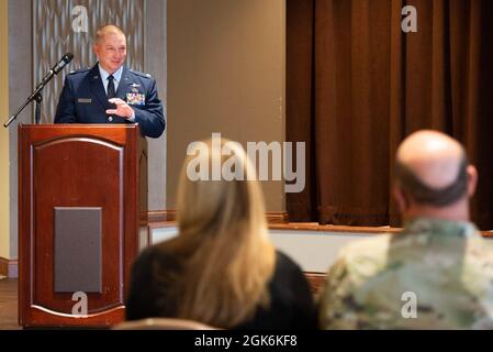 Le lieutenant-colonel Timothy Adams de la U.S. Air Force, commandant entrant du 88e Escadron de communications, prononce des remarques lors d'une cérémonie d'accession au commandement qui s'est tenue au club de base, le 16 août 2021, à la base aérienne Wright-Patterson, Ohio. Adams, remplace le lieutenant-colonel Jeffrey Crepeau, qui a récemment pris sa retraite. Banque D'Images