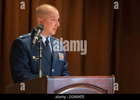 Le lieutenant-colonel Timothy Adams de la U.S. Air Force, commandant entrant du 88e Escadron de communications, prononce des remarques lors d'une cérémonie d'accession au commandement qui s'est tenue au club de base, le 16 août 2021, à la base aérienne Wright-Patterson, Ohio. Adams, remplace le lieutenant-colonel Jeffrey Crepeau, qui a récemment pris sa retraite. Banque D'Images