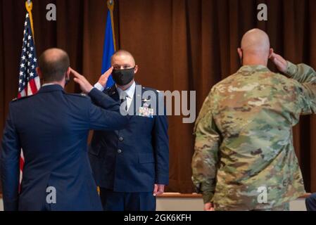 Le lieutenant-colonel Timothy Adams de la US Air Force, commandant entrant du 88e Escadron de communications, reçoit le premier salut traditionnel à titre de commandant des membres de son escadron lors d'une cérémonie d'accession au commandement tenue au club de base, le 16 août 2021, à la base aérienne Wright-Patterson, Ohio. Adams, remplace le lieutenant-colonel Jeffrey Crepeau, qui a récemment pris sa retraite. Banque D'Images