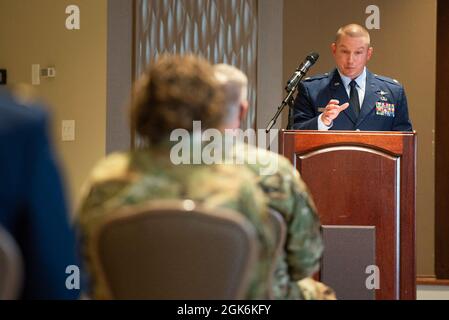 Le lieutenant-colonel Timothy Adams de la U.S. Air Force, commandant entrant du 88e Escadron de communications, prononce des remarques lors d'une cérémonie d'accession au commandement qui s'est tenue au club de base, le 16 août 2021, à la base aérienne Wright-Patterson, Ohio. Adams, remplace le lieutenant-colonel Jeffrey Crepeau, qui a récemment pris sa retraite. Banque D'Images