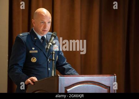 Le lieutenant-colonel Timothy Adams de la U.S. Air Force, commandant entrant du 88e Escadron de communications, prononce des remarques lors d'une cérémonie d'accession au commandement qui s'est tenue au club de base, le 16 août 2021, à la base aérienne Wright-Patterson, Ohio. Adams, remplace le lieutenant-colonel Jeffrey Crepeau, qui a récemment pris sa retraite. Banque D'Images