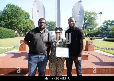 Le lieutenant Tonesha M. Lee a reçu la Médaille de mention élogieuse de la Marine et du corps des Marines pour service méritoire, alors qu'il était officier adjoint des travaux publics pour le département des travaux publics de Washington de mai 2018 à juillet 2021. (De gauche à droite) Larry Holloway, ingénieur mécanique NAVFAC Washington, lieutenant Tonesha Lee, Dario Pratt Banque D'Images