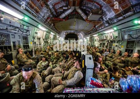 Les Marines affectés à la 24e unité expéditionnaire maritime (UMM) s'envolent vers l'aéroport international Hamid Karzaï, Kaboul, Afghanistan, août 17. Les Marines aident le Département d'État à prélever de façon ordonnée le personnel désigné en Afghanistan. Banque D'Images