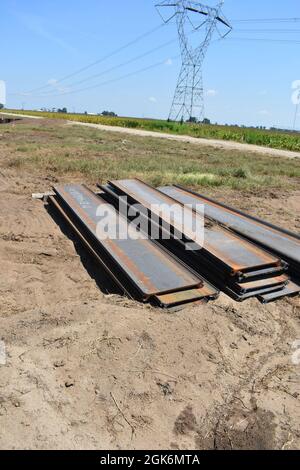 Cette plaque de fer prépositionnée à proximité d'un chantier le long du Cockleburr Slough Ditch dans le comté de Greene, en Arkansas, fait partie intégrante d'une réparation continue de ponceau. Les travailleurs de la construction, sous contrat du U.S. corps of Engineers - Memphis District, placent ces supports temporaires dans le lévee pour maintenir son intégrité et maintenir une zone de travail sèche tout en remplaçant le ponceau souterrain. Des projets comme ce remplacement de ponceau augmentent le drainage et constituent une étape essentielle de l'atténuation des crues. Banque D'Images