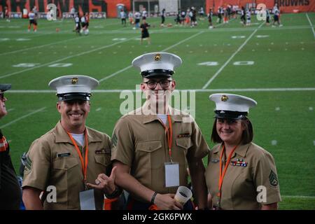 Les Marines des États-Unis avec Recruiting Station Cleveland assistent au camp d'entraînement des Cleveland Browns pour la journée d'appréciation militaire à Berea, Ohio, le 17 août 2021. À la fin de la pratique, le quarterback des Cleveland Browns, Baker Mayfield a prononcé un discours devant tous les membres du service présents. Banque D'Images