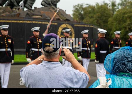 Un vétéran prend une photo lors d'un spectacle d'honneur par le peloton d'exercices silencieux au Mémorial de guerre du corps des Marines, Arlington, Virginie, le 18 août 2021. Le réseau de vols honorifique est un réseau national dont la mission est de transporter les vétérans américains à Washington, D.C., pour visiter des monuments commémoratifs dédiés à l'honneur de ceux qui ont servi et sacrifié pour notre pays. Banque D'Images