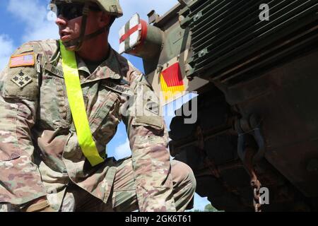 Un soldat affecté au 1er Bataillon, 64ème Régiment d'armure, 1re équipe de combat de la Brigade blindée, 3e Division d'infanterie prépare un char d'Abrams M1 pour déchargement dans la zone de marécageuses de fort Stewart, en Géorgie. Les soldats du Raider ont reçu leur équipement après un déploiement réussi de 9 mois en République de Corée. Banque D'Images