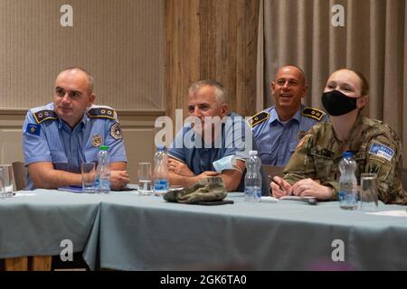 Le 1er lieutenant Madailein Blaney, à droite, participe à la "Journée de formation au leadership" de l'Association des femmes de police du Kosovo, au restaurant Villa Germia Pristina à Pristina, au Kosovo, le 18 août 2021. Le conférencier principal, le colonel de la police du Kosovo Aferdita Mikullovci, a animé la discussion et a partagé son parcours personnel dans des domaines de leadership. Les participants se sont également socialisés autour d'un café et ont apprécié un déjeuner pour en apprendre davantage sur la vie et le travail de chacun. Les organisations de soutien comprennent la Direction générale de la police et l'ambassade des États-Unis au Kosovo. Banque D'Images