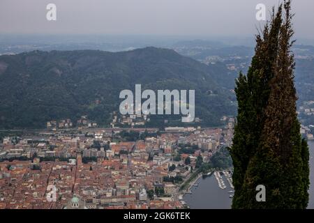 Vue sur la ville de Côme et le lac lors d'une journée de pluie Banque D'Images