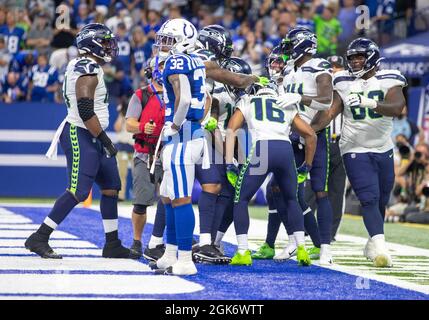 Indianapolis, Indiana, États-Unis. 12 septembre 2021. Les joueurs de Seattle célèbrent le touchdown par le grand récepteur Tyler Lockett (16) lors du match de football de la NFL entre les Seattle Seahawks et les Indianapolis Colts au stade Lucas Oil à Indianapolis, dans l'Indiana. Seattle défait Indianapolis 28-16. John Mersiits/CSM/Alamy Live News Banque D'Images