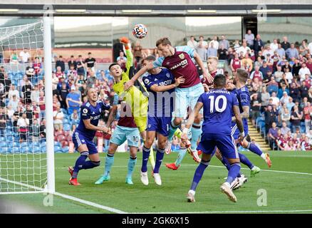 Illan Meslier, gardien de but de Leeds United, frappe clairement sous la pression de Chris Wood Picture de Burnley par Steve Flynn/AHPIX.com, football: Premier Leag Banque D'Images
