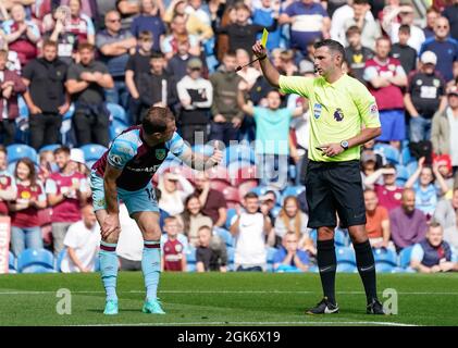 L'arbitre Michael Oliver présente une carte jaune à Ashley Barnes de Burnley photo par Steve Flynn/AHPIX.com, football: Match de la Premier League Burnley -V- le Banque D'Images