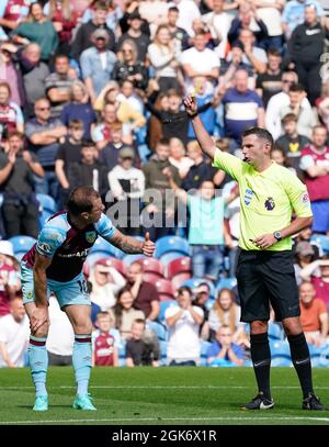L'arbitre Michael Oliver présente une carte jaune à Ashley Barnes de Burnley photo par Steve Flynn/AHPIX.com, football: Match de la Premier League Burnley -V- le Banque D'Images
