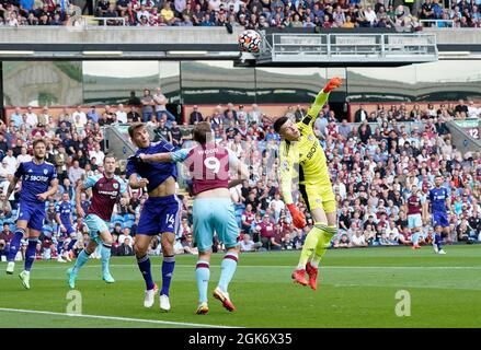 Illan Meslier, gardien de but de Leeds United, pointe une croix photo claire par Steve Flynn/AHPIX.com, football: Match de la Premier League Burnley -V- Leeds Unit Banque D'Images