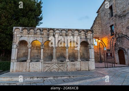 La Fontana Fraterna (ou Fontana della Fraterna, Fontana della Concezione, fontaine de la Sette Cannelle ou simplement Fraterna) est un public élégant Banque D'Images