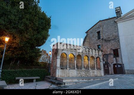 La Fontana Fraterna (ou Fontana della Fraterna, Fontana della Concezione, fontaine de la Sette Cannelle ou simplement Fraterna) est un public élégant Banque D'Images