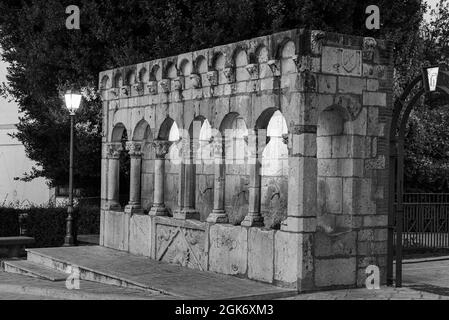 La Fontana Fraterna (ou Fontana della Fraterna, Fontana della Concezione, fontaine de la Sette Cannelle ou simplement Fraterna) est un public élégant Banque D'Images