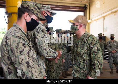 SANTA RITA, Guam (août 19, 2021) - région mixte Marianas Commandant SMA arrière. Benjamin Nicholson remercie les membres du service qui ont fourni un soutien au transport à la visite du groupe de grève des porteurs du HMS Queen Elizabeth au cours d'une tournée au Camp Covington, le 19 août. Banque D'Images