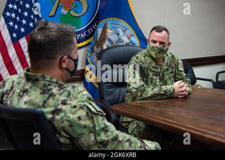 SANTA RITA, Guam (août 19, 2021) - région mixte Marianas Commandant SMA arrière. Benjamin Nicholson rencontre le commandant de la Force opérationnelle 75 Commodore Capt Gareth Healy au Camp Covington, août 19. Au cours de sa visite, Nicholson a visité le camp, rencontré le personnel et des marins reconnus pour leur soutien au transport lors de la visite du groupe de grève des porteurs du HMS Queen Elizabeth. Banque D'Images