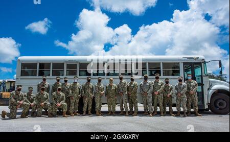 SANTA RITA, Guam (août 19, 2021) - région mixte Marianas Commandant SMA arrière. Benjamin Nicholson pose une photo aux membres du service lors d'une tournée au Camp Covington, le 19 août. Nicholson a remercié les marins d'avoir fourni un soutien au transport au groupe de grève des porteurs du HMS Queen Elizabeth lors de sa récente visite. Banque D'Images