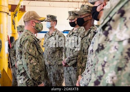 SANTA RITA, Guam (août 19, 2021) - région mixte Marianas Commandant SMA arrière. Benjamin Nicholson remercie les membres du service qui ont fourni un soutien au transport à la visite du groupe de grève des porteurs du HMS Queen Elizabeth au cours d'une tournée au Camp Covington, le 19 août. Banque D'Images