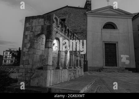 La Fontana Fraterna (ou Fontana della Fraterna, Fontana della Concezione, fontaine de la Sette Cannelle ou simplement Fraterna) est un public élégant Banque D'Images