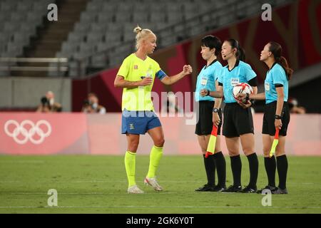 21 JUILLET 2021 - TOKYO, JAPON: Caroline SEGER de Suède (17) respect des arbitres TESHIROGI Naomi, BOZONO Makoto et YAMASHITA Yoshimi du Japon Banque D'Images