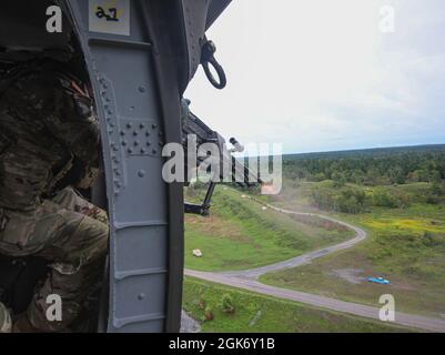 Sergent du commandement de l'armée américaine Le major Mario Terenas, le commandant de la 10e Division des montagnes, dirige des armes aériennes avec le 2-10 Bataillon d'hélicoptères d'assaut à fort Drum, NY 18 août 2021. La fusillade aérienne consistait à tirer un M240H d'un UH-60M Black Hawk, en frappant des cibles terrestres. Banque D'Images