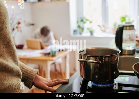 Berlin, Allemagne. 29 avril 2021. Une mère cuisine tandis que sa fille apprend à la table. Credit: Annette Riedl/dpa/Alay Live News Banque D'Images