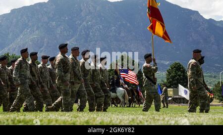 Les soldats de la 4e Division d'infanterie et de fort Carson participent à la cérémonie de passation de commandement de la division à Founders Field, fort Carson (Colorado), le 19 août 2021. Le général de division Matthew McFarlane de l'armée américaine abandonne le commandement de la 4e Division d'infanterie au général David Hodne. Banque D'Images