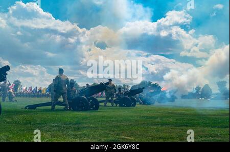 Les soldats de Bravo Battery, 2e Bataillon, 12e Régiment d'artillerie de campagne, 1re équipe de combat de la Brigade Stryker, 4e Division d'infanterie, rendent hommage au canon dans le cadre de la cérémonie de changement de commandement de la division, le 19 août 2021, sur le champ des fondateurs. Le salut du canon de 15 est une partie traditionnelle des cérémonies de brigade et de changement de commandement plus élevé pour honorer les commandants entrants et sortants. Banque D'Images