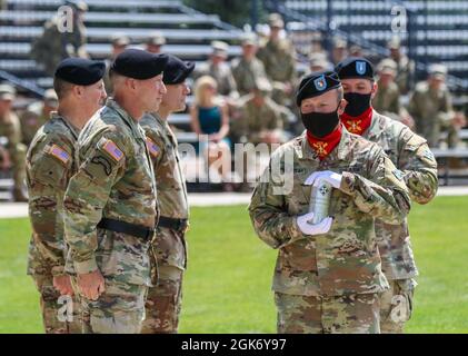 Le général de division Matthew McFarlane cède le commandement de la 4e Division d'infanterie au général de division David Hodne lors de la cérémonie de changement de commandement de division sur Founders Field, fort Carson (Colorado), le 19 août 2021. Avant cette affectation, Hodne a été chef de l'infanterie à fort Benning, en Géorgie. Banque D'Images