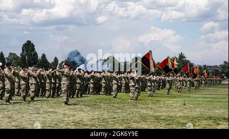 La 4e Division d'infanterie participe à la cérémonie de passation de commandement de la division à Founders Field, fort Carson, Colorado, le 19 août 2021. Le général de division Matthew McFarlane de l'armée américaine abandonne le commandement de la 4e Division d'infanterie au général David Hodne Banque D'Images