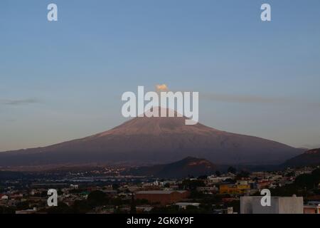 vue sur le volcan popocatepetl qui craque un évent de fumée au coucher du soleil