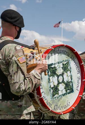 La 4e Division d'infanterie et la bande de fort Carson participent à la cérémonie de passation de commandement de la division à Founders Field, fort Carson (Colorado), le 19 août 2021. Le général de division Matthew McFarlane de l'armée américaine abandonne le commandement de la 4e Division d'infanterie au général David Hodne. Banque D'Images