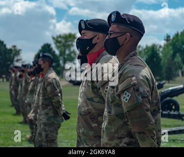 Les soldats du 3e Bataillon, 29e Régiment d'artillerie de campagne, équipe de combat de la 3e Brigade blindée, 4e Division d'infanterie, rendent le hommage au canon dans le cadre de la cérémonie de changement de commandement de division le 19 août 2021, sur le terrain des fondateurs. Le salut du canon de 15 est une partie traditionnelle des cérémonies de brigade et de changement de commandement plus élevé pour honorer les commandants entrants et sortants. Banque D'Images