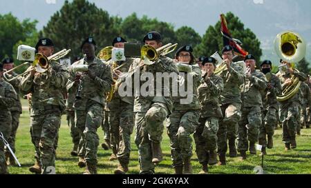 La 4e Division d'infanterie et la bande de fort Carson participent à la cérémonie de passation de commandement de la division à Founders Field, fort Carson (Colorado), le 19 août 2021. Le général de division Matthew McFarlane de l'armée américaine abandonne le commandement de la 4e Division d'infanterie au général David Hodne. Banque D'Images