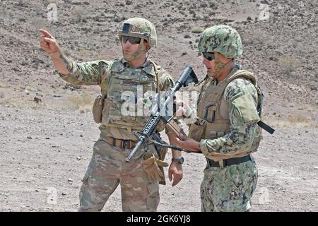 ARTA, Djibouti (19 août 2021) Sgt. Jacob Zakrzewski, de Granville, N.Y., affecté à la 572e équipe d'ingénieurs de combat de la Force opérationnelle Iron Gray, Force opérationnelle mixte combinée – Corne de l'Afrique (CJTF-HOA), instruit le maître-en-armes de la Marine américaine de 2e classe Noel Hernandez, de San Diego, lors d'un exercice de feu à la ligne au complexe de la chaîne djiboutienne, à Djibouti, le 19 août 2021. Les deux membres de service sont actuellement stationnés au Camp Lemonnier, Djibouti (CLdJ), qui sert de base expéditionnaire pour les forces militaires américaines fournissant un soutien aux navires, aéronefs et personnel qui assurent la sécurité dans l'ensemble de l'Europ Banque D'Images