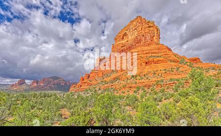 Palais de justice Butte sur le premier plan à droite avec Castle Rock à l'extrême gauche en arrière-plan. Situé à Sedona, Arizona. Banque D'Images