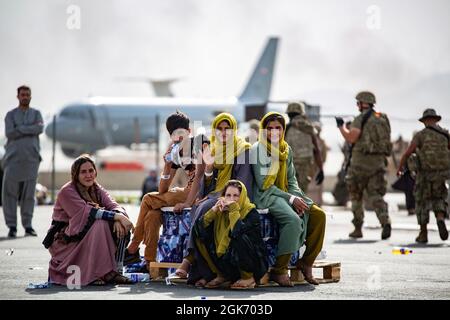 Les enfants évacués attendent le prochain vol après avoir été manifestés à l'aéroport international Hamid Karzaï, août 19. Les membres du service américain aident le ministère d'État à effectuer une opération d'évacuation non combattantes (NEO) en Afghanistan. Banque D'Images