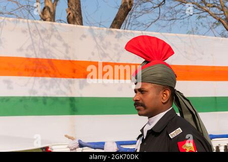 Kolkata, Bengale-Occidental, Inde - 23e Jannary 2019 : homme de l'armée indienne avec turban décodé et drapeau indien en arrière-plan à Red Road, Kolkata. Banque D'Images