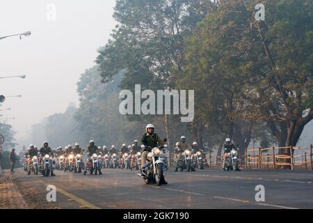 ROUTE ROUGE, KOLKATA, BENGALE-OCCIDENTAL / INDE - 21 JANVIER 2018 : la police de Kolkata s'est mise en marche par le passé, rallye moto - se préparant à la journée de la république de l'Inde ce Banque D'Images