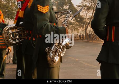 Militaire indienne jouant du saxophone. Tourné le matin, Kolkata, Bengale-Occidental, Inde. Banque D'Images