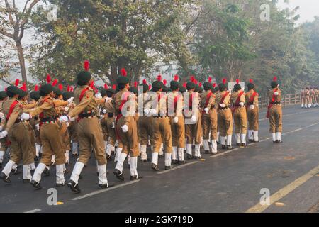 ROUTE ROUGE, KOLKATA, BENGALE-OCCIDENTAL / INDE - 21st JANVIER 2018 : les cadets du corps national des cadets (NCC) de l'Inde marchent par le passé. Banque D'Images